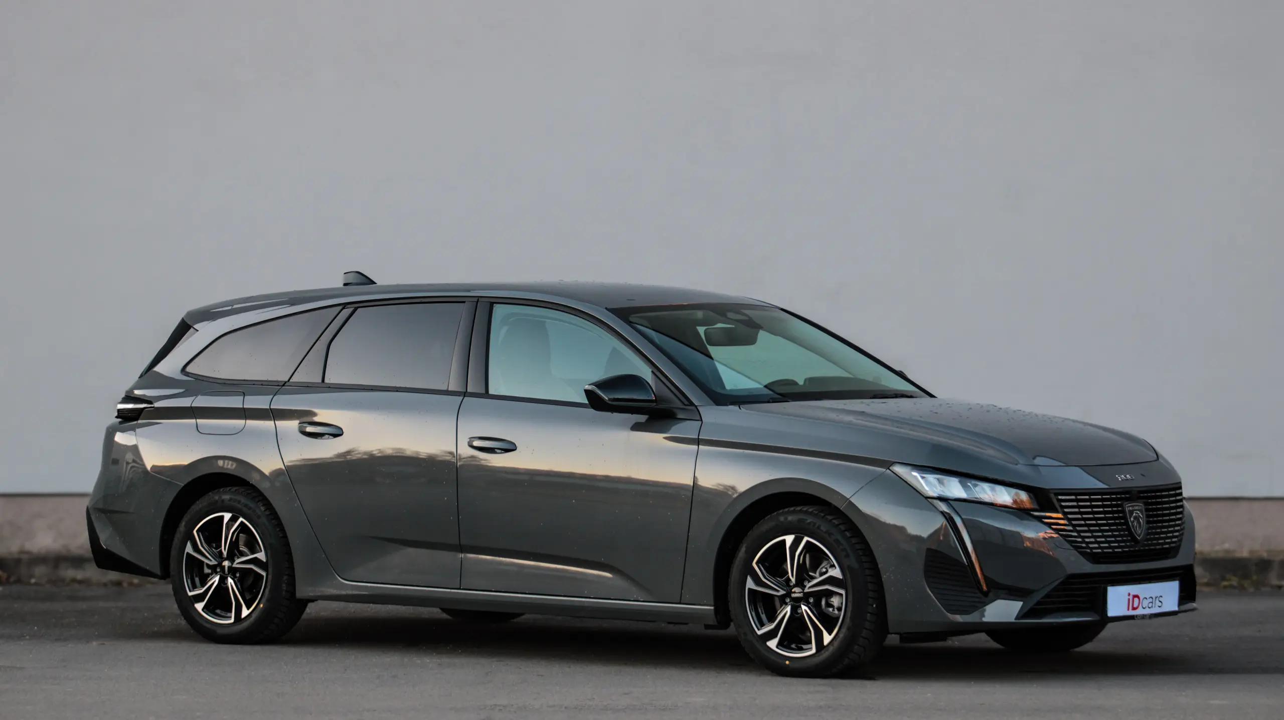 Peugeot 308 SW z boku pred betónovou stenou