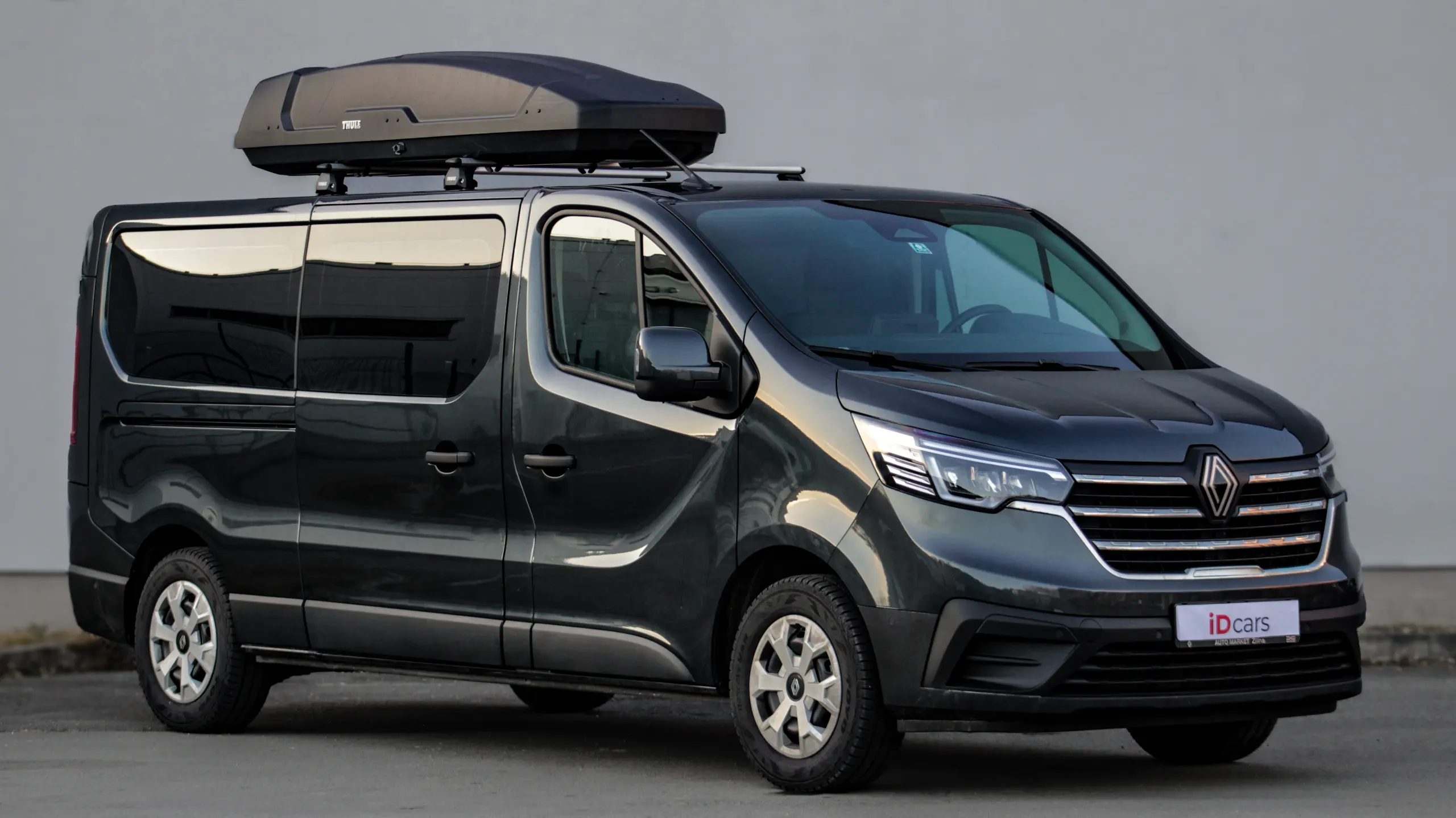 Renault Trafic z boku